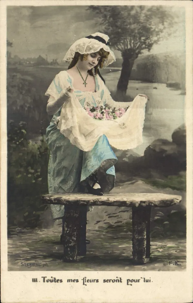 Junge Frau in blauer Robe mit Blumenbouquet — Serie III — Sterbing ph. - Vorderseite