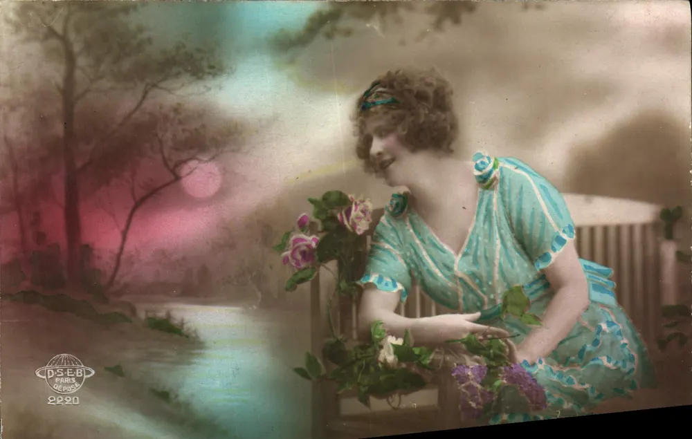 Frau in blauer Kleidung neben einem Rosenstrauß — D.S.E.B. Paris Déposé n°2220 - Vorderseite