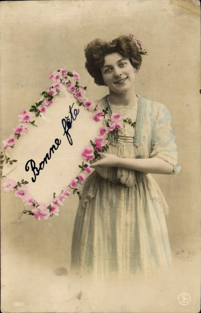 Jeune femme souriante — tenant un panneau floral avec inscription 'Bonne fête' — éditeur S.P. (imprimé en bas à droite) - Vorderseite