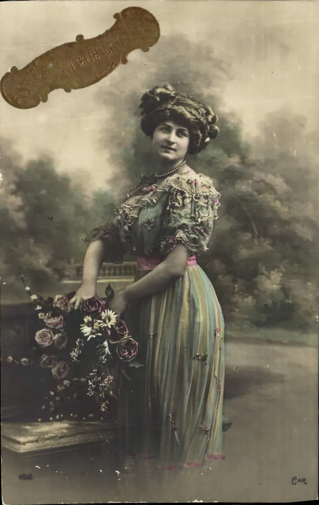 Junge Frau in blühender Robe mit Blumenstrauß — Serie CAR n°162 — Verlag CAR - Vorderseite