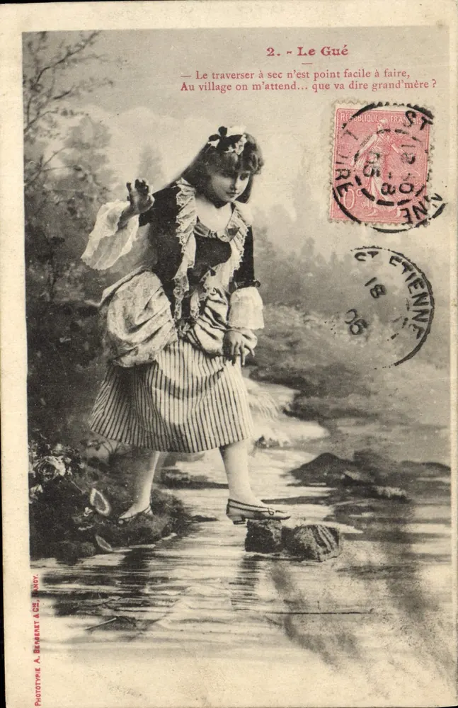 Mädchen, das einen Bach überquert — Le Gué — Phototypie A. BERNERET & CIE, Nancy - Vorderseite