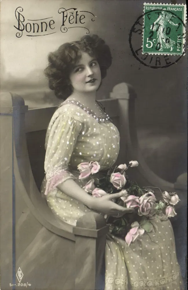 Frau in einem Kariertkleid mit Rosenstrauß — Frohe Geburtstage — Verlag EB, n° 208/4 - Vorderseite