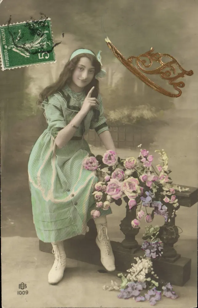 Joven mujer en vestido rayado — pose con ramo de rosas — n° 1009 - Anverso