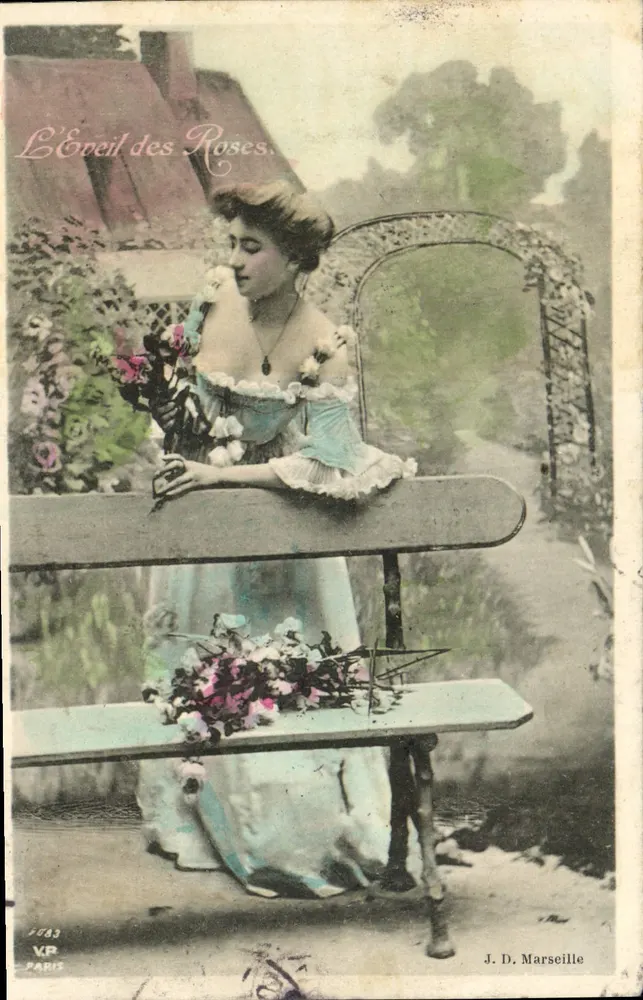 Frau in blauer Robe, die Rosen duftet — L'Éveil des Roses — J. D. Marseille - Vorderseite