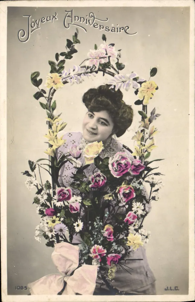 Lächelnde Frau mit Blumenstrauß — Frohe Geburtstage — J.L.C. n° 1085 - Vorderseite