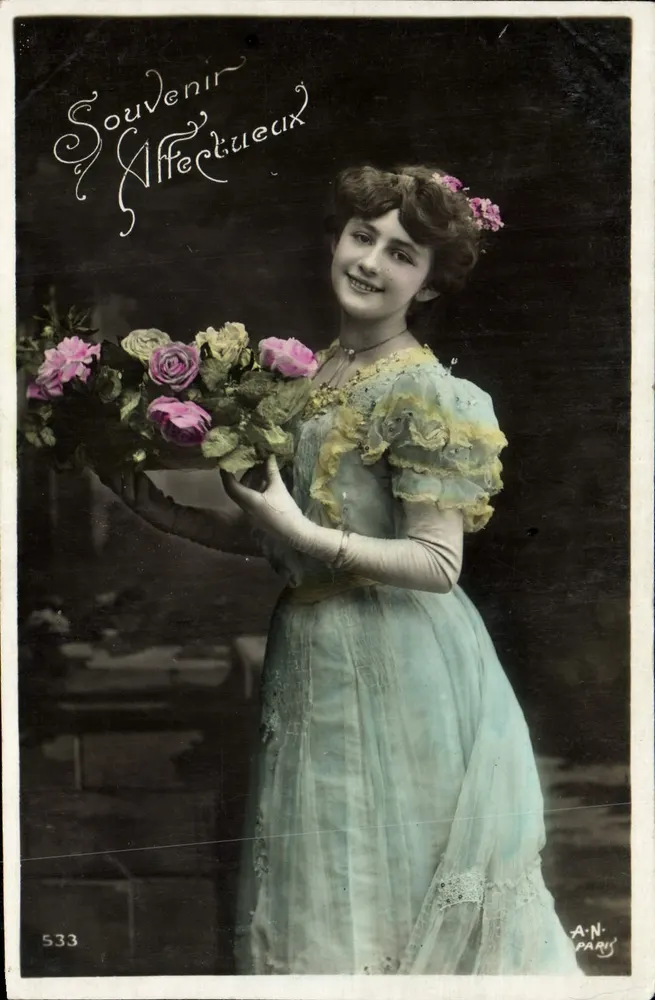 Junge Frau in einem blauen Kleid mit einem Rosenstrauß in der Hand — Zärtliches Andenken — A.N. Paris, Nr. 533 - Vorderseite