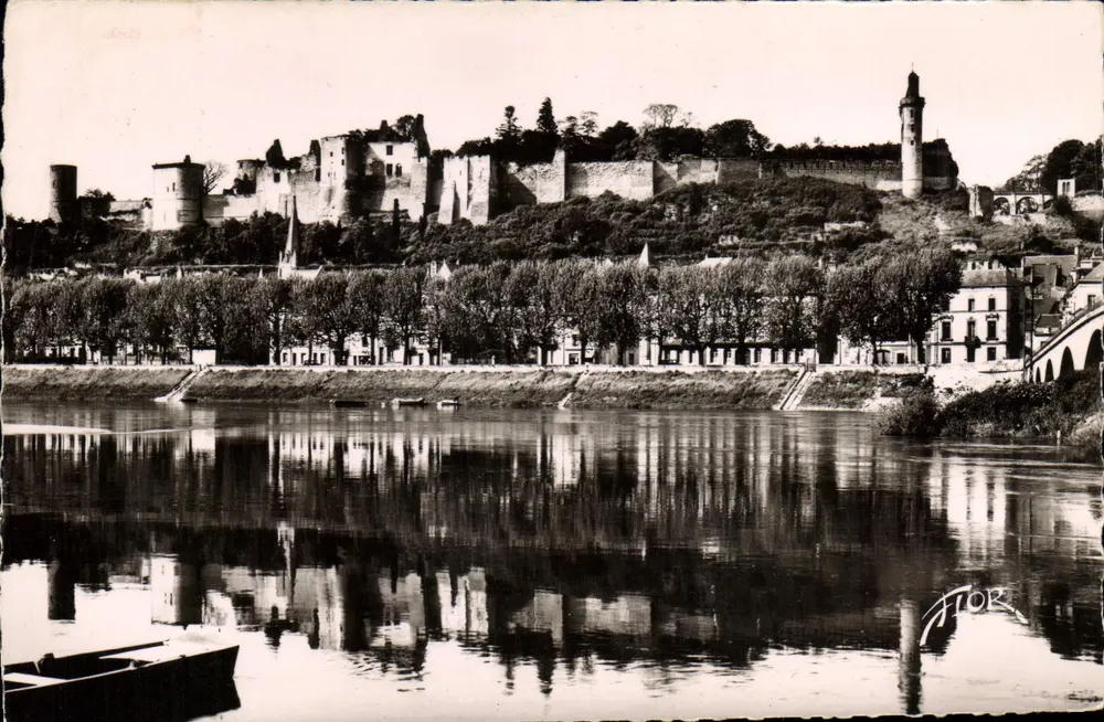 Chinon (Indre-et-Loire) — Visão geral do castelo sobre a Vienne — Edições Artistiche - Frente