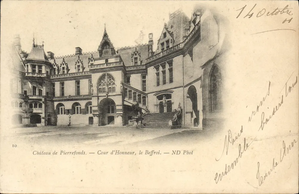 Castelo de Pierrefonds — Cour d'Honneur, o Sino — ND Phot - Frente