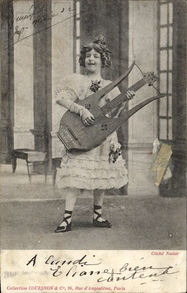 Jeune femme jouant de la harpe — scène de rue — Collection COUESNON & Cie, 94, Rue d'Angoulême, Paris - Recto