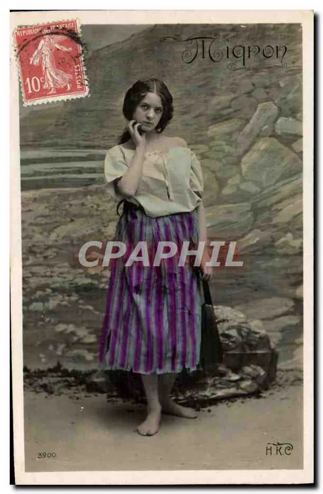 Jovem mulher em vestido listrado — Mignon — editor H.K.C. n°3900 - Frente