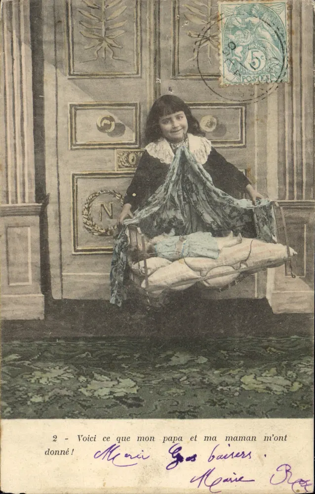 Fille tenant un berceau — scène intérieure avec porte ornée — éditeur 'CARTED POSTALE' (verso) - Vorderseite