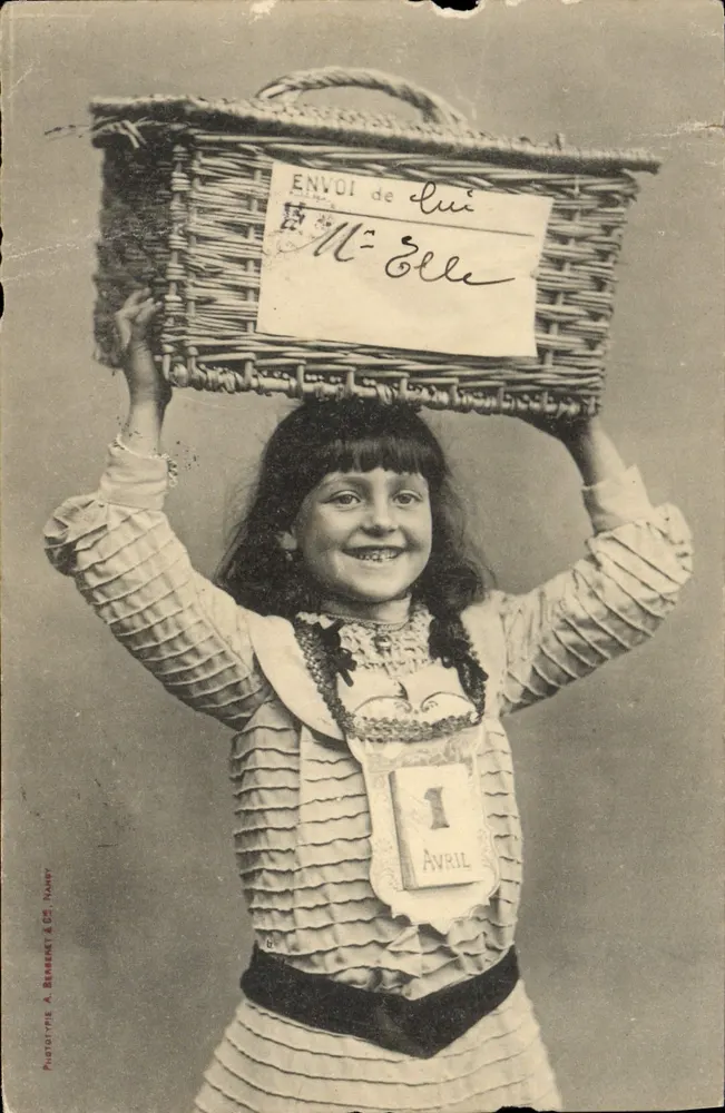 Fille tenant un panier — scène de Pâques — Phototypie A. Berberet & Cie, Nancy - Front