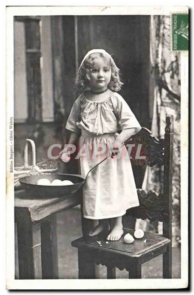 Kleine Mädchen, die Eier kocht — Bergeret-Ausgabe - Walery-Foto - Vorderseite