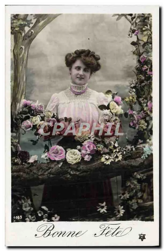 Frau in einem rosa Kleid unter Rosen — Frohe Geburtstagskarte — Serie 4053 - Vorderseite