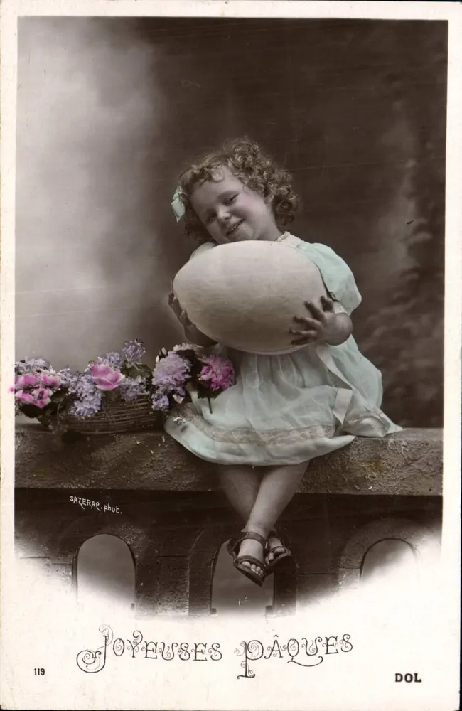 Menina segurando um grande ovo de Páscoa — Sazerar, fot. — DOL — n° 119 - Frente