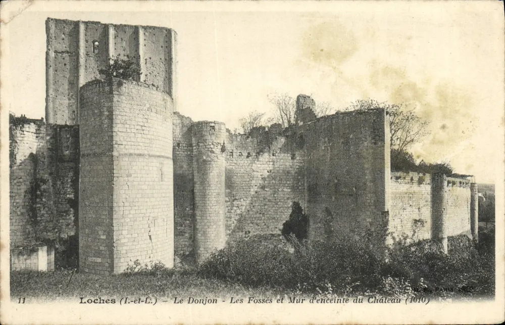 Loches (Loire-et-Loire) — Der Bergfried, die Gräben und die Umfassungsmauern des Schlosses (1010) - Vorderseite