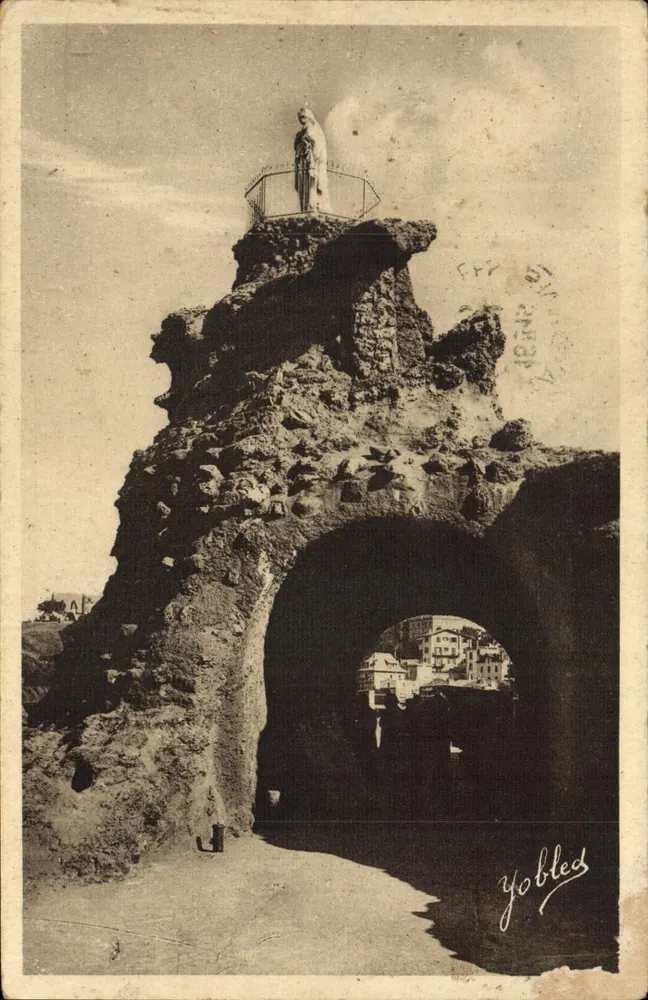 Rocher de la Pierre — statue de la Vierge sur un édifice rocheux avec arcade — éditeur Yobled - Frente