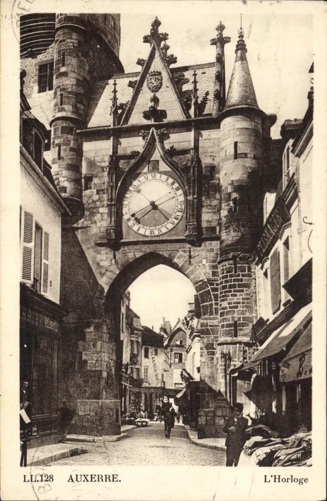 Auxerre — A Relógio — LL128 — 1º dos Artes Fotomecânicas - Frente