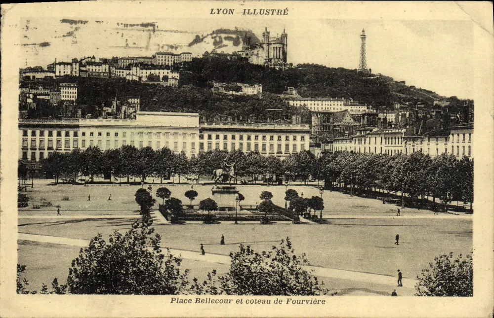 Place Bellecour et coteau de Fourvière — vue panoramique avec statue équestre et édifice monumental — éditeur LYON ILLUSTRÉ - Vorderseite