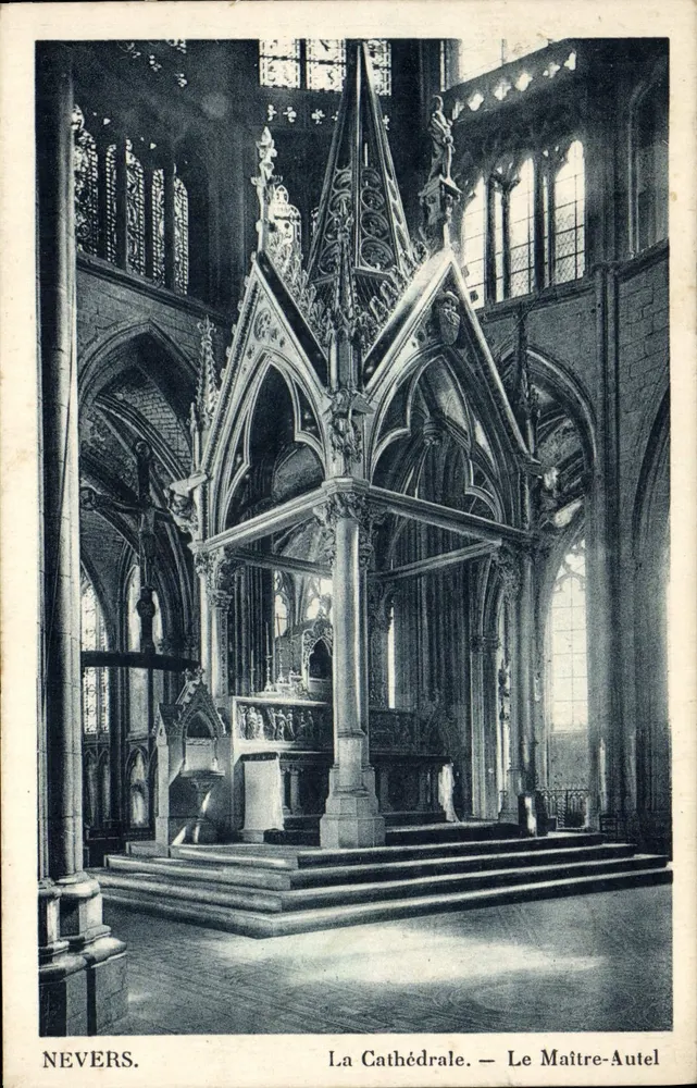 Nevers — A Catedral — O Altar-Mestre - Frente