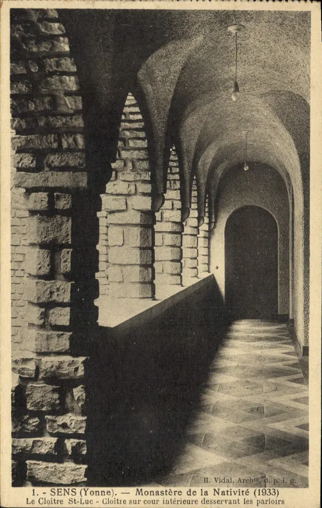Sens (Yonne) — Kloster der Nativität, Innenhof, der die Parloirs bedient — H. Vidal, Archt. (1933) - Vorderseite