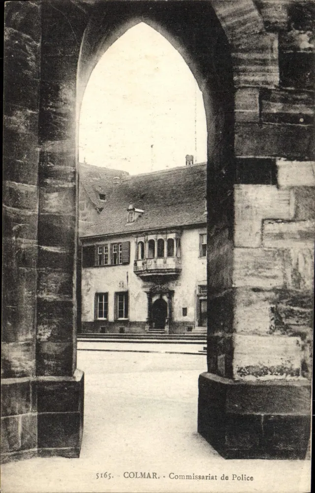 Colmar — Comissariado de Polícia — vista através de um portal gótico - Frente