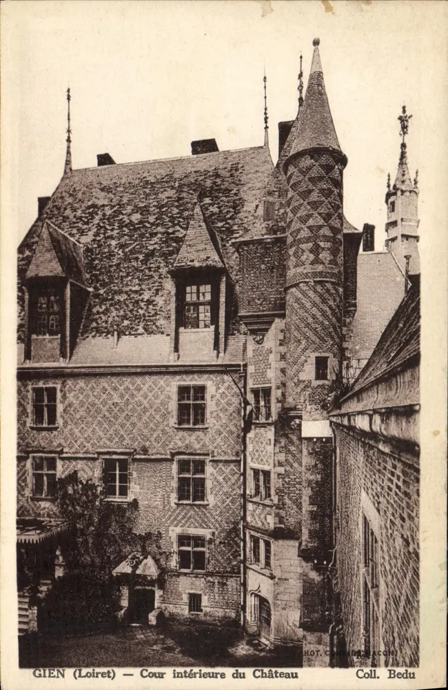 GIEN (Loiret) — Cour intérieure du Château — Coll. Bedu - Frente