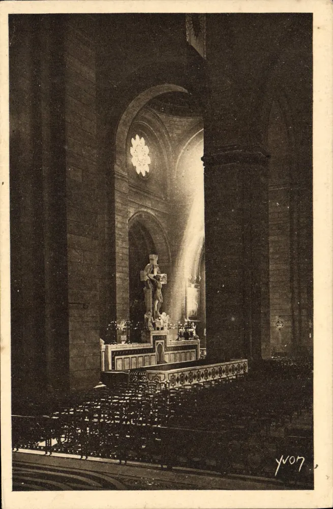 Innenansicht der Kathedrale — Blick auf den Chor und die Statue Christi — YVO7, Verlag YVO7 - Vorderseite