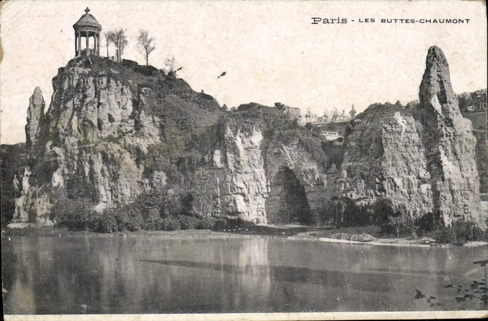 Paris - Les Buttes-Chaumont — vista das falésias e do lago com kiosque - Frente
