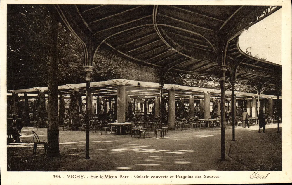 Vichy - Im Alten Park - Überdachte Galerie und Pergolen der Quellen — Verlag Ideal, n°354 - Vorderseite