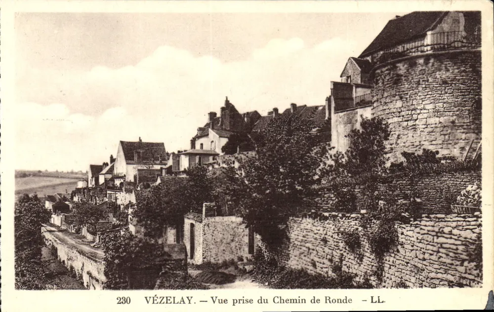 Vézelay — Ansicht vom Chemin de Ronde — LL. - Vorderseite