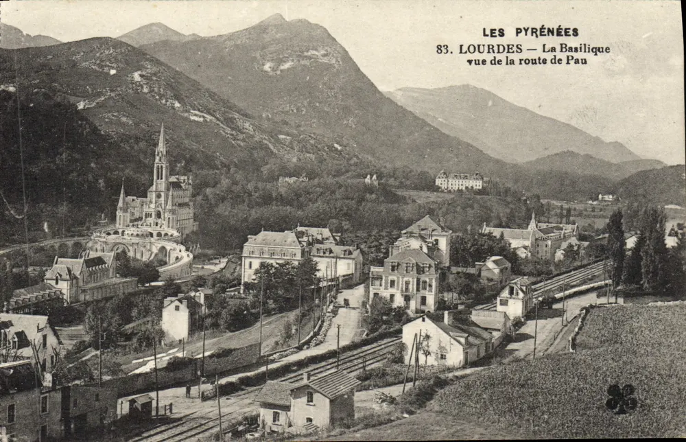 Lourdes — Ansicht der Basilika von der Straße nach Pau — Les Pyrénées, n°83 - Vorderseite