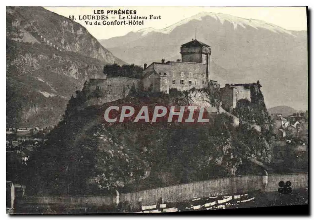Lourdes — Der befestigte Schlossbau aus Sicht des Confort-Hotels — Verleger: Les Pyrénées, Nr. 53 - Vorderseite