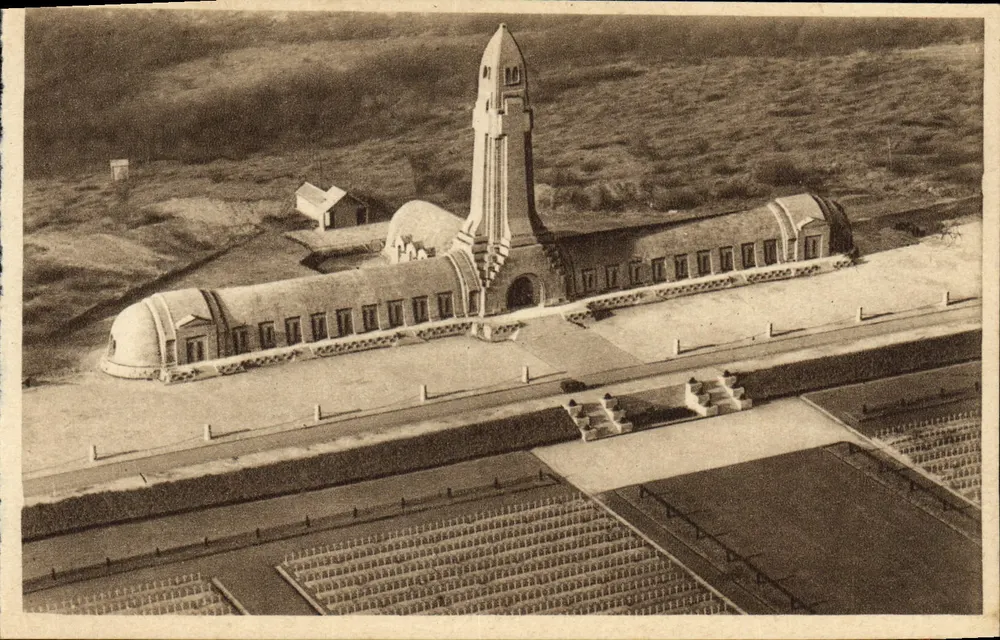 Douaumont — Vista aérea — Edição do Comitê do Ossuário, Nancy - Frente