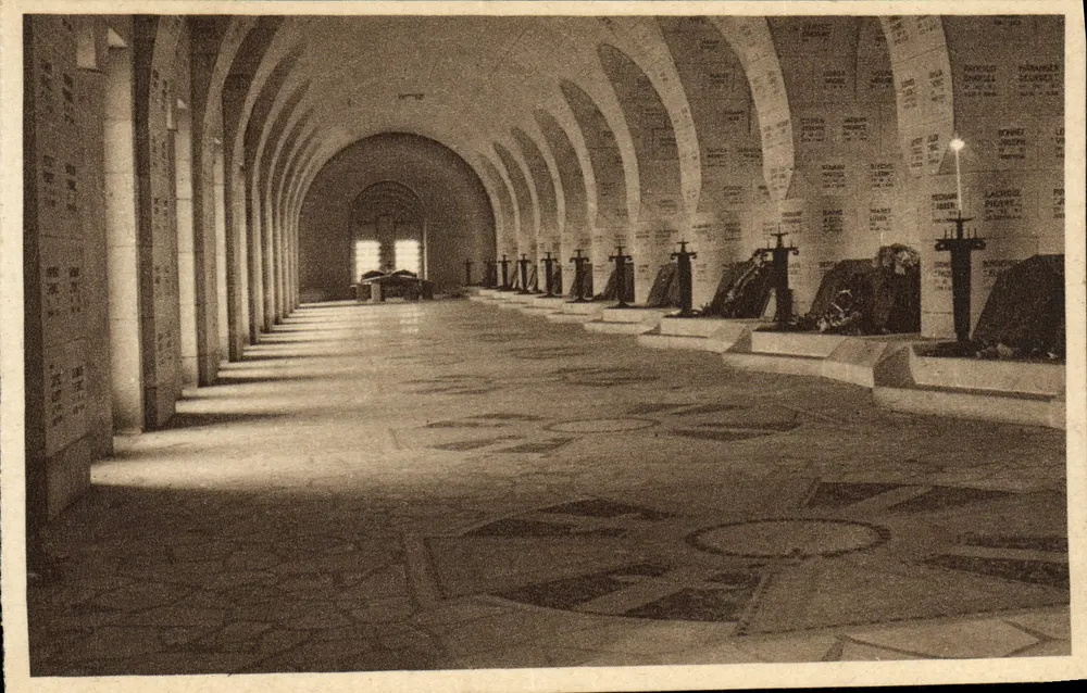Douaumont — Vista geral do Claustro do Ossuário — Edição do Comitê do Ossuário, Nancy - Frente