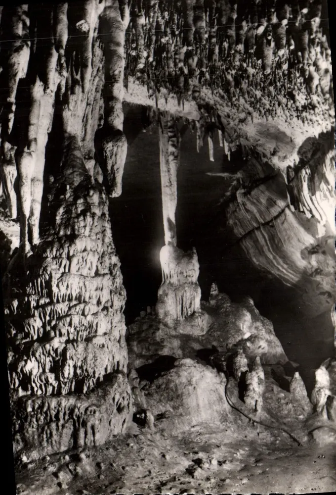 Les Grottes d'Arcy-sur-Cure — Vue par derrière — Photographie A. Joublin - Recto