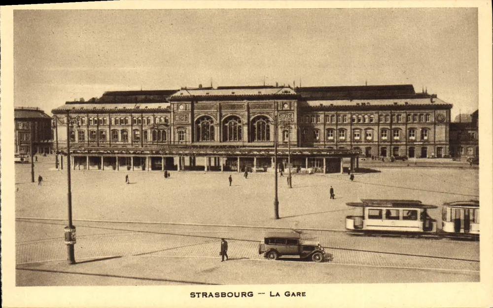 Estrasburgo — A Estação — vista da estação e da praça com bondinho e carro - Frente