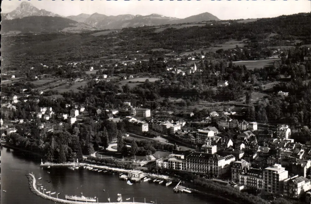 Évian-les-Bains — Luftbild; Der Hafen, Hotels und der Dent d'Oche (2.225 m.) — J. Cellard, 3597 - Vorderseite