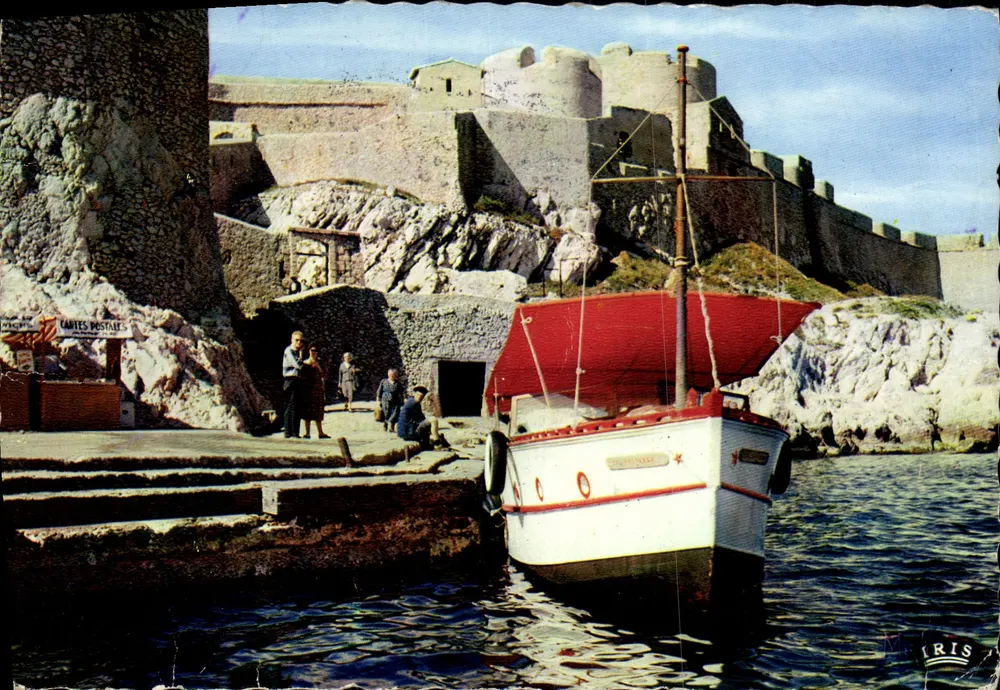 Le Château d'If — vue du port avec bateau à voile — éditeur Cartes Postales Iris - Frente