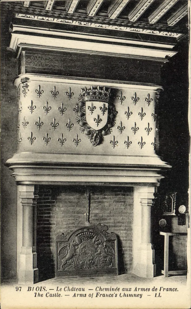 BIOIS — Das Schloss — Kamin mit den Wappen Frankreichs — I.L. - Vorderseite