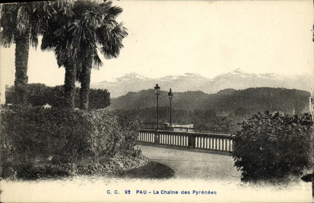 Pau - A Cadeia dos Pirineus — C.C. 92 — editor Carrache - Frente