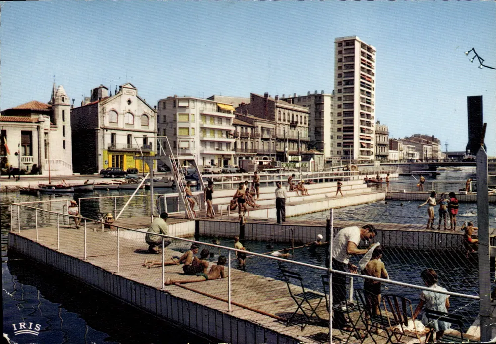 La Piscine — vue du port avec baigneurs et édifice religieux — Éditions IRIS - Frente