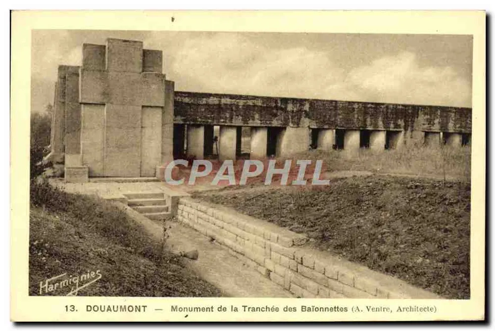 Douaumont — Denkmal der Baïonnette-Schützengraben (A. Ventre, Architekt) - Vorderseite
