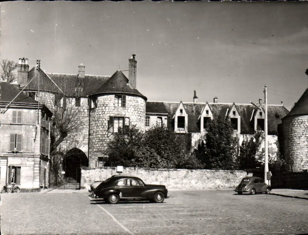 Dourdan — Der befestigte Schloss (Anfang des 13. Jahrhunderts) — Der Eingangsporche — Photo B. Du Boullay - Vorderseite