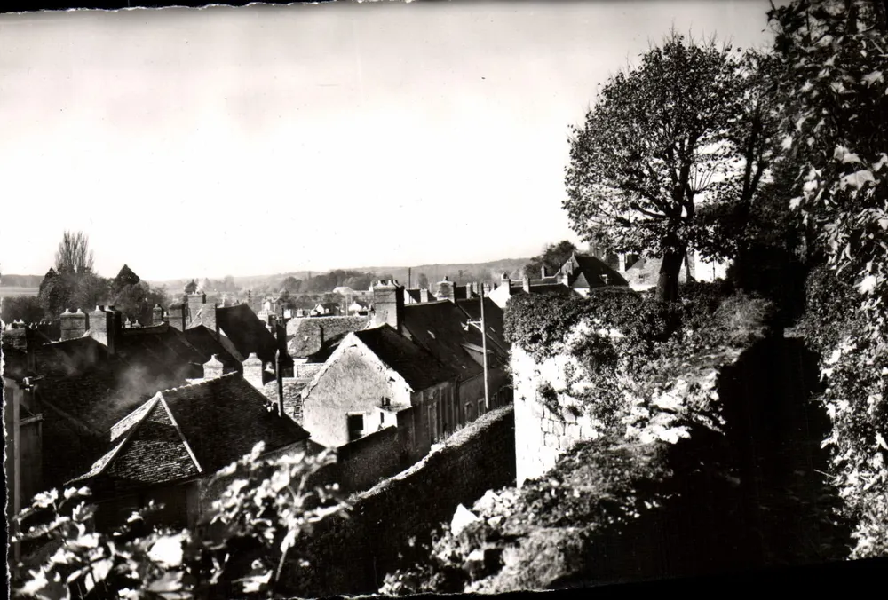 Dourdan (S.-et-O.) — Südliche Hofseite des Schlosses, Blick auf die untere Stadt — B. Du Bouthilay, Paris-XVIIIe - Vorderseite