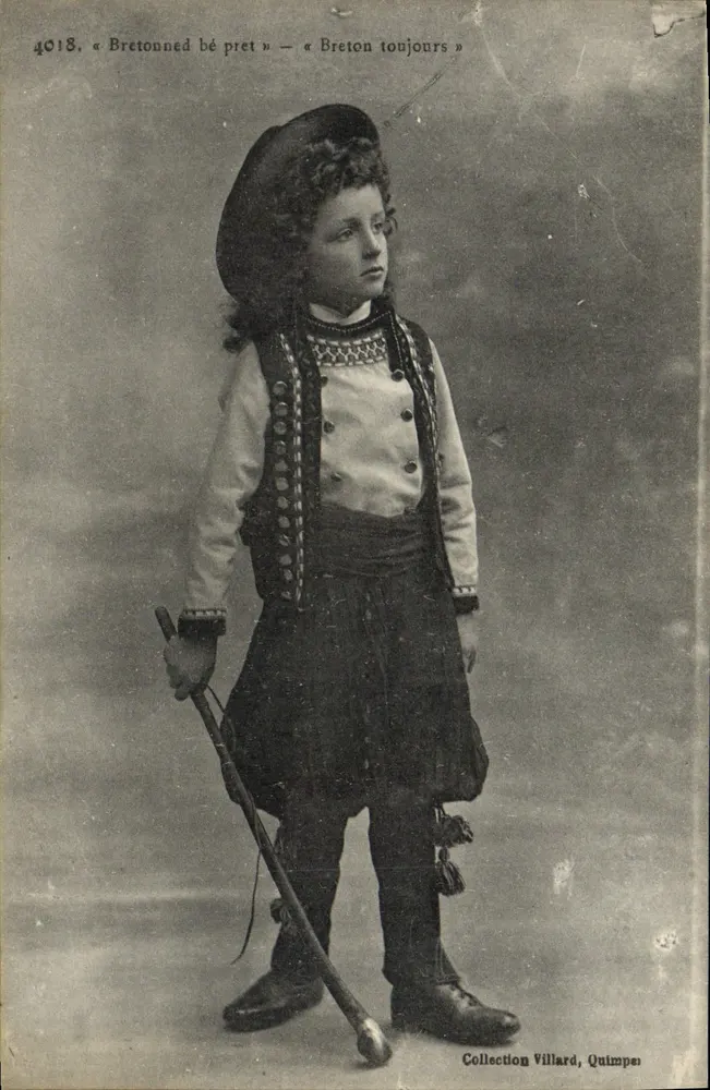 Kind in Breton-Kleidung — Sammlung Villard, Quimper - Vorderseite