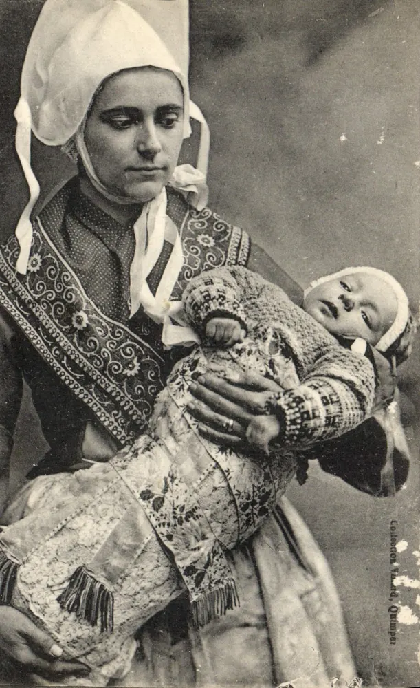Femme en costume traditionnel tenant un bébé — Quimper, éditeur Collectora Vlada, Quimper - Frente