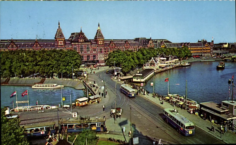 Amsterdam - Centraal Station — vista panorâmica com trams e canal — editor Bergmann - Frente