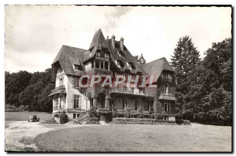 Castelo de estilo Tudor — cercado de vegetação — editor desconhecido, número de série não visível - Frente