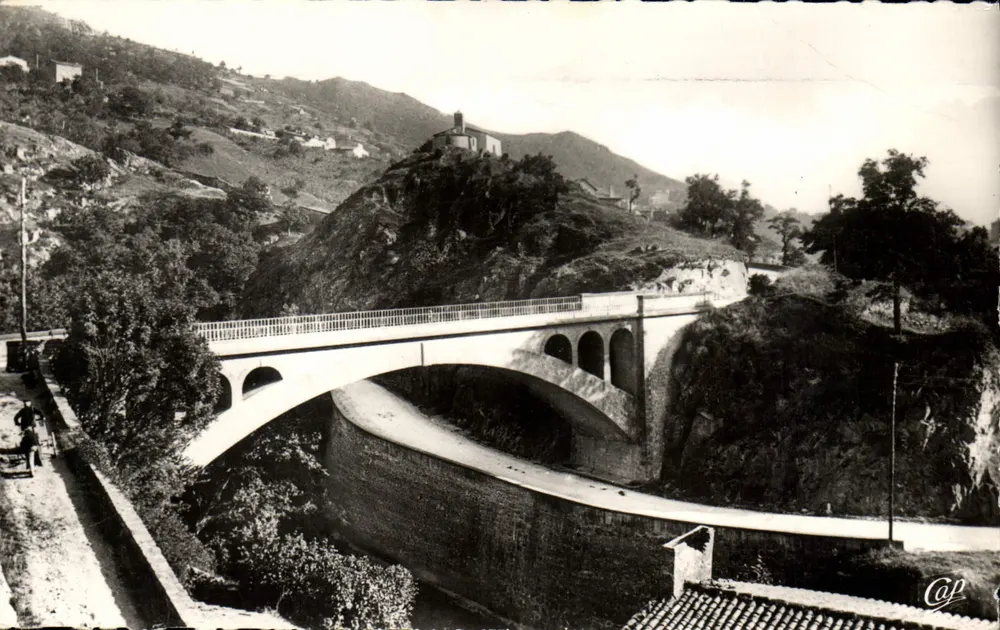 O Ponte e a Capela Saint-Roch — Thiers — C.A.P. (56) Réal-Photo - Frente